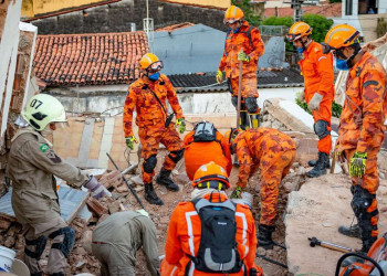 Bombeiros encontram corpo de 8ª vítima de prédio que desabou em Fortaleza